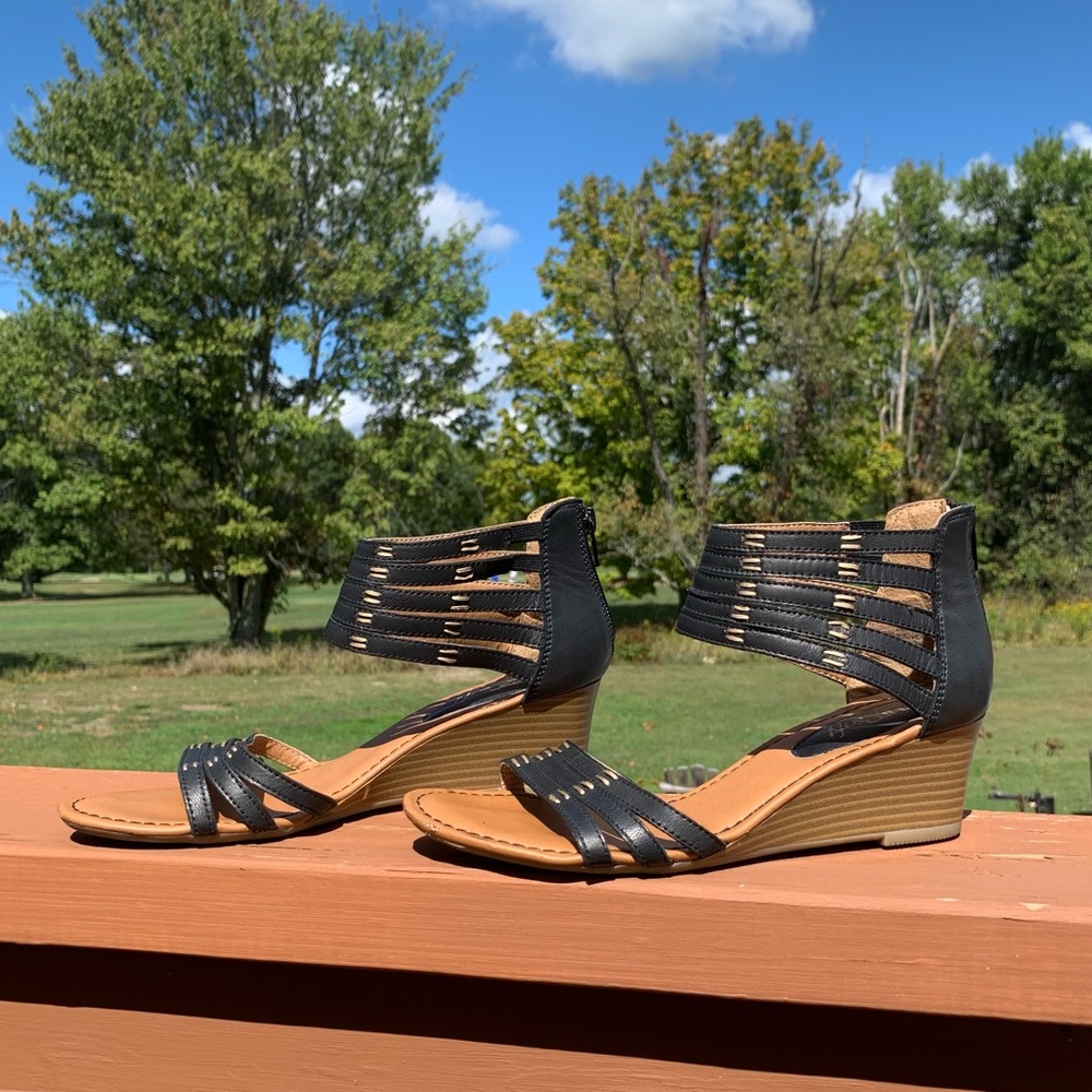 EuroSoft Margo in multi-banded black leather sandal, stitched accents size 7